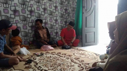 Pak Atim Berbagi Pengalaman Menggoreng Ampal pada Kegiatan PAR Mahasiswa KKN IAI Syarifuddin
