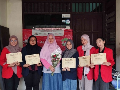 Melalui Program Wirausaha Merdeka, Mahasiswa Untag Surabaya Mengembangkan Branding untuk UMKM UD ALINDRA