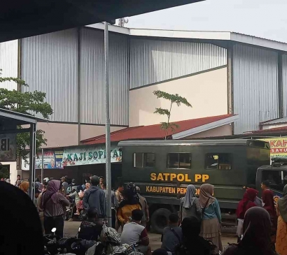 Satuan Polisi Pamong Praja Tertibkan Pedagang Pasar Wiradesa yang Berjualan di Trotoar Jalan