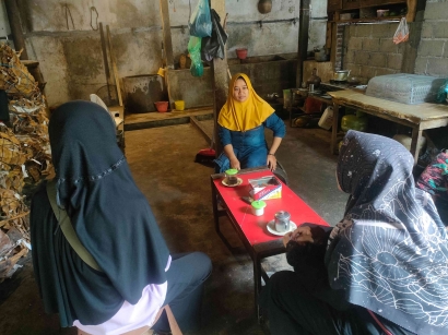 Mahasiswa KkN Mojosari 1 Ikut Berkontribusi dalam Proses Pembuatan "Cecek"