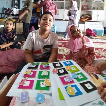 Mahasiswa ITB Ahmad Dahlan Lamongan Perkenalkan Alfabet dengan Metode Match and Moveable Alphabets Montessori