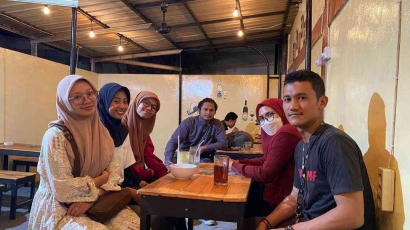 Mahasiswa Wirausaha Medeka (WMK) UNTAG Surabaya Melakukan Pengabdian Masyarakat dengan Cara Magang di UMKM Pejuang Rasa