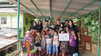 Mahasiswa Sekolah Vokasi IPB University Melakukan Kegiatan Volunteer di Pojok Belajar Kelurahan Bantarjati