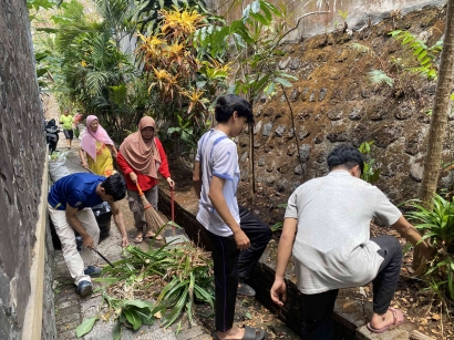 Kegiatan Nyata Peduli Lingkungan Kerja Bakti di Desa Sumbersari oleh Mahasiswa Universitas Negeri Malang