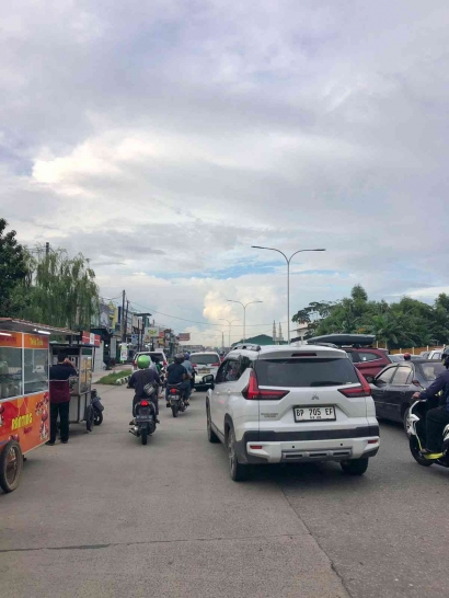 Pengguna Kendaraan Resah Akibat Pedagang Kaki Lima Menjadi Pemicu Kemacetan di Jalan Tiban 1, Kota Batam