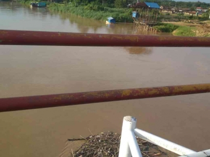 Air Warna Coklat Bukan Kopi Susu tetapi Air Sungai Batanghari yang Tercemar