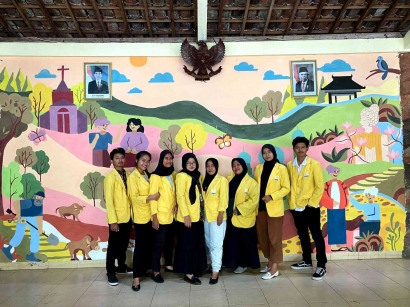 Mahasiswa Giat 6 UNNES Ajak Karang Taruna Tunas Karya Menghias Balai Desa Kenteng Dengan Mural