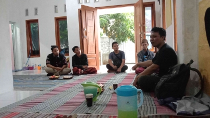 Tim Media dan Mahasiswa KKN IAI Syarifuddin Berkolaborasi: Membangun Jejak Positif Melalui Rapat Strategis!