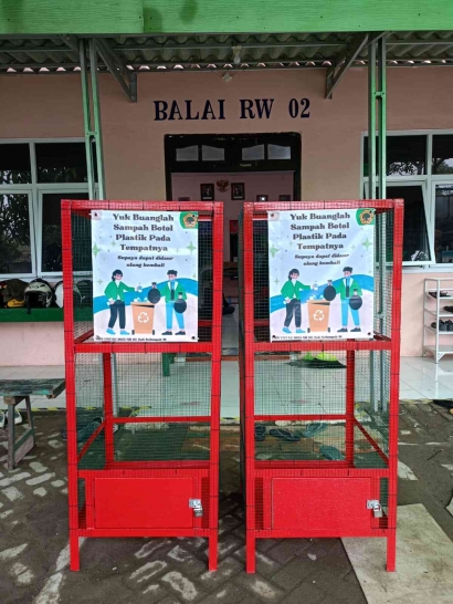 KKN Universitas 17 Agustus Surabaya: Pembuatan Keranjang Bak Sampah Khusus Botol dan Pengolahan Limbah Tutup Botol di RW 02 Medokan Semampir 