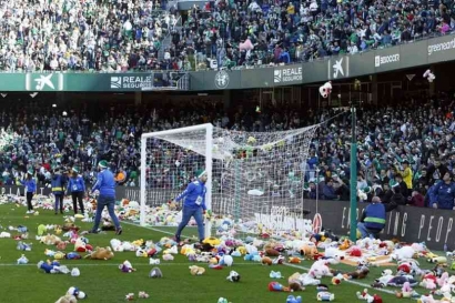 Tradisi Lempar Boneka Fans Real Betis: Aksi Berkelas untuk Anak-Anak Kurang Beruntung