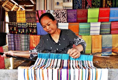 Desa Sukarara Berupaya Melestarikan Warisan Tenun Songket Khas Lombok