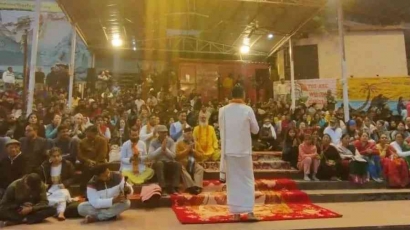 Ida Rsi Putra Manuaba Memberikan Dharma Talk di Sungai Gangga