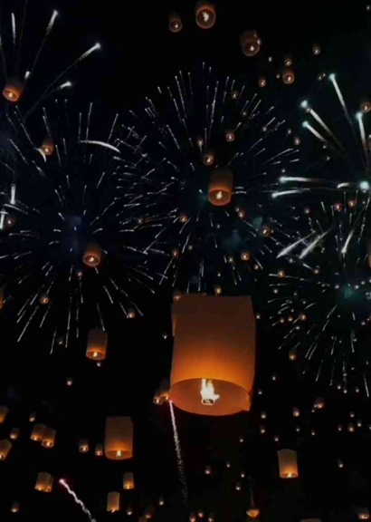 Yi Peng Lantern Festival Lights Up The Night Sky in Northern Thailand