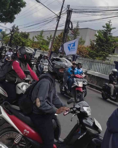 Demo Kenaikan UMK, Ribuan Buruh Kabupaten Bandung Konvoi ke Gedung Sate