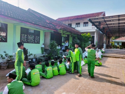 MI Manbaul Huda Melaksanakan Kegiatan P5 Penanaman di Halaman Sekolah