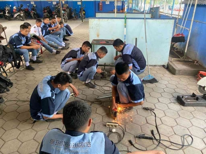 Proyek Ka'bah dan Kegiatan Pemeliharan Sarana Prasarana di TK Kolaborasi Mahasiswa Universitas Negeri Malang dan SMK Brantas Karangkates