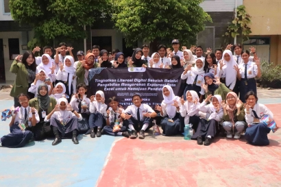 Mengukir Masa Depan Digital: KKNT UPN "Veteran" Jawa Timur Tingkatkan Literasi Digital di SMP Negeri 39 Surabaya