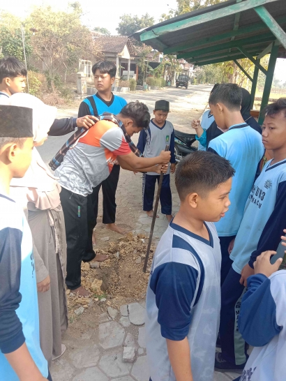 Tim Kampus Mengajar Angkatan 6 dan SMP Muhammadiyah 3 Sambungmacan Melaksanakan Penghijauan Sekolah