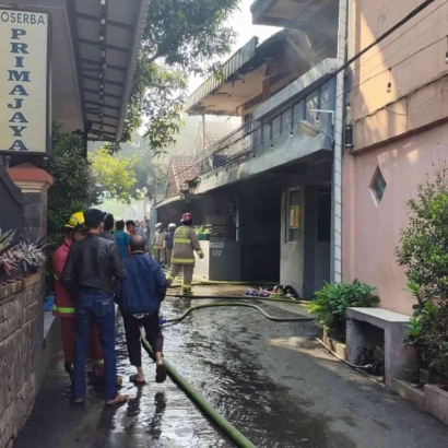 Kobaran Api Menghabiskan Salah Satu Rumah Keluarga di Jatihandap Bandung