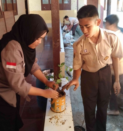 Mahasiswa Kampus Mengajar Angkatan 6 Berkolaborasi dengan Siswa SMP Pancasila 10 Jatisrono dalam Kegiatan Agroschooling