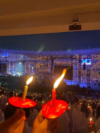 Lautan Nyala Api Lilin Memenuhi Stadion GBK dalam Acara Natal Tiberias 2023