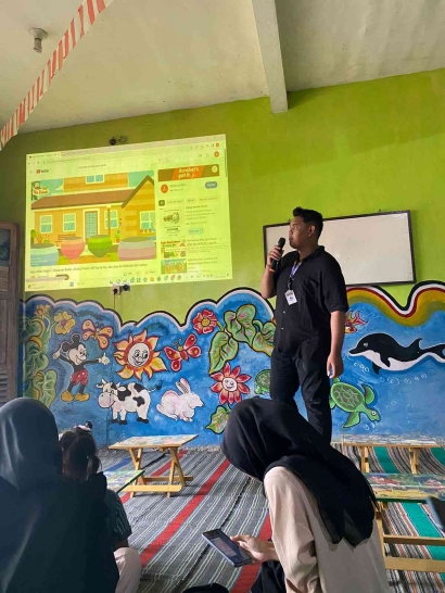 Edukasi PHBS Rumah Tangga pada Ibu Balita Taman Posyandu Desa Manggis Bentuk Penanganan Stunting KKN MBKM Peduli Stunting UM 2023