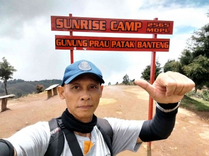 Pendakian Gunung Prau via Patak Banteng, Walaupun Puncak Berkabut Tetap Mempesona