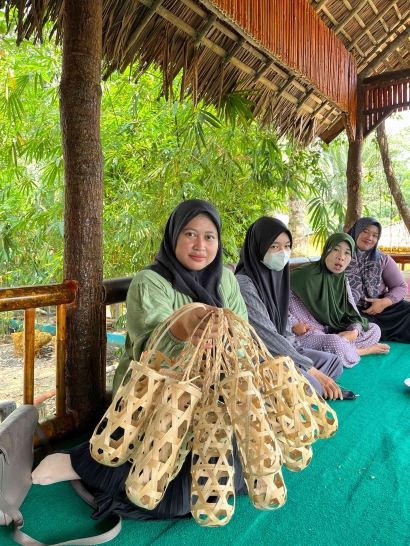 One Village One CEO Dampingi Warga Praktek Pembangunan Gazebo dan Kerajinan Tangan Bambu di Desa Balida