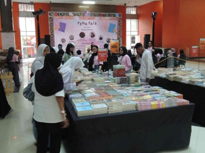 Penerbitan PoliMedia Bekerja Sama dengan IKAPI Mengadakan Pameran Buku yang Dikenal sebagai Pena Fair