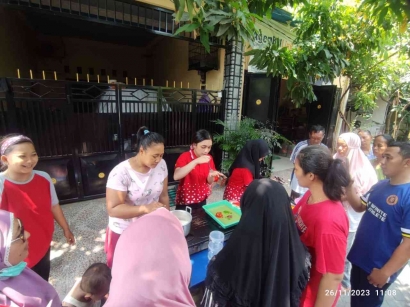 Peningkatan Nilai Jual Buah Mangga melalui Kegiatan Pelatihan dan Branding Produk Mangga di RW 3 Medokan Semampir Surabaya