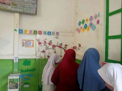 Pojok Baca sebagai Wadah untuk Meningkatkan Literasi Siswa di SD Swasta Islamiyah