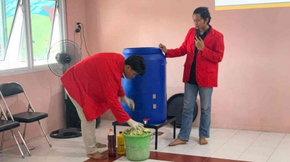 Mahasiswa KKN UNTAG Surabaya (NR 2) Ciptakan Alat Pelebur Sampah Organik Sebagai Komposter Anaerob di RW 2 Medokan Semampir Surabaya