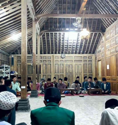 Kegiatan Rutinan Malam Jum'at di Pondok Pesantren Hidayatul Mibtadiien Prenggan, Kotagede, Yogyakarta.