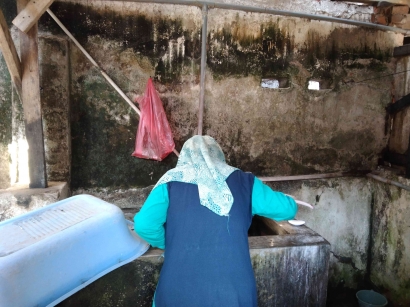 Berkolaborasi untuk Kebersihan: Desa Tanggung RW 06 dan Mahasiswa Kelompok KKM 175 UIN Malang Melakukan Pemberantasan Sarang Nyamuk