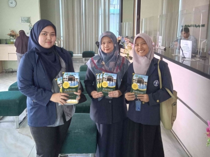 Mahasiswa Program Capstone Ekonomi Syariah IPB University Membagikan Brosur Tabungan Haji dan Umroh Kepada Nasabah BPRS Amanah Ummah
