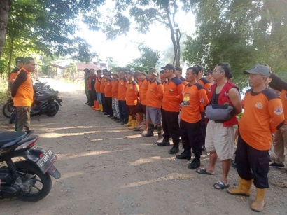 Senkom Rescue Sukoharjo bersama Relawan Gabungan Melaksanakan Kerja Bakti di Pintu Air Kembangan