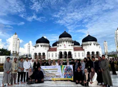 Refleksi Kelompok Rampagoe Goes to Serambi Mekkah Mengenal Keberagaman dengan mengeksplor Masjid Raya Baiturrahman Banda Aceh