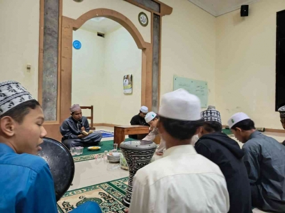 Kegiatan Rutinan Malam Jum'at Pembacaan Maulid Simtudduror Di Pondok Pesantren Al-Ihsan Al-Hidayah