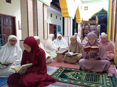Merajut Kekompakan: Mahasiswa dan Masyarakat Kemulan Bersatu dalam Program One Day One Juz di Masjid At-Tauhid