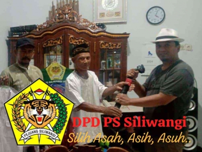 Salam Golok "Ciomas" ke Guru PS Siliwangi di Desa Hanura Kabupaten Pesawaran.
