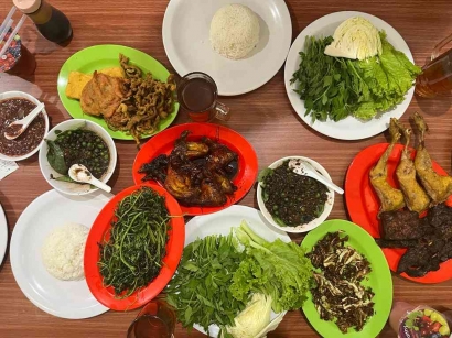 Daya Tarik Warung Nasi Dalam Pesatnya Modernisasi Makanan: Warung Nasi Bu Imas