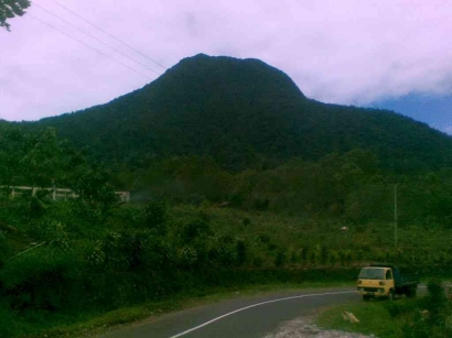 Keindahan Gunung Poco Ranaka di Kabupaten Manggarai NTT