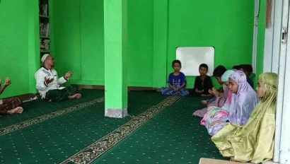 Program Sudut Baca Islami di Masjid As-Syafaat yang dilaksanakan oleh Mahasiswa Pendidikan Masyarakat UPI