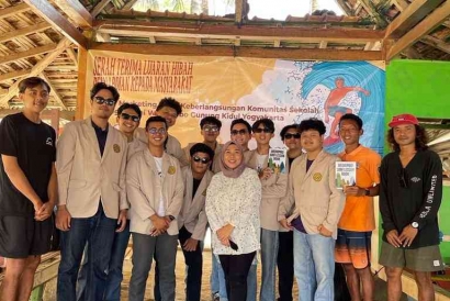 Mahasiswa Amikom Yogyakarta Angkatan 2021 Terapkan Digital Marketing kepada Komunitas Surf di Pantai Wediombo