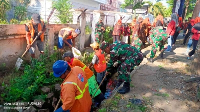 Koramil 1408-08/Makassar Gelar Karya Bakti Bersama Warga Bersihkan Selokan