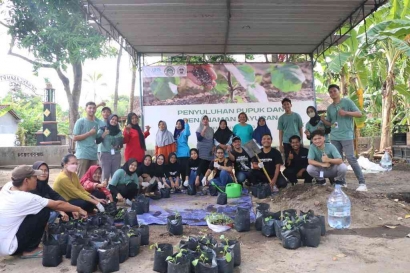 Mahasiswa Fakultas Peternakan UNS Membuat Pupuk dari Limbah Peternakan dan Sisa Industri Gitar di Desa Mancasan Kecamatan Baki Kabupaten Sukoharjo