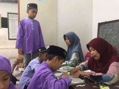 Mahasiswa KKM Penuhi Tugas Pengajaran Religius di Pondok Pesantren Al Muhajirin, Fokus Pada Pembelajaran Iqro dan Nilai-nilai Keislaman