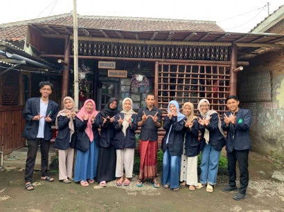 Kunjungan mahasiswa KKM Kelompok 101 UMKM Sandal Eceng Gondok di Dusun Kunci Desa Wringinanom, Kreasi Lokal Menggoda Wisatawan