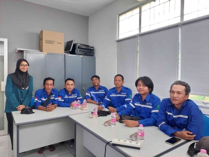 Terapkan Kesehatan Lingkungan Kerja, Mahasiswa Universitas Diponegoro Beri Edukasi Pentingnya Higiene, Sanitasi, dan Keselamatan Kerja