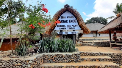 Memelihara Tradisi Budaya di Desa Wisata Sasak Ende